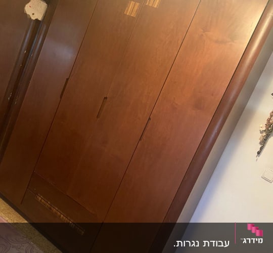 ארון עץ חום עם דלתות סגורות